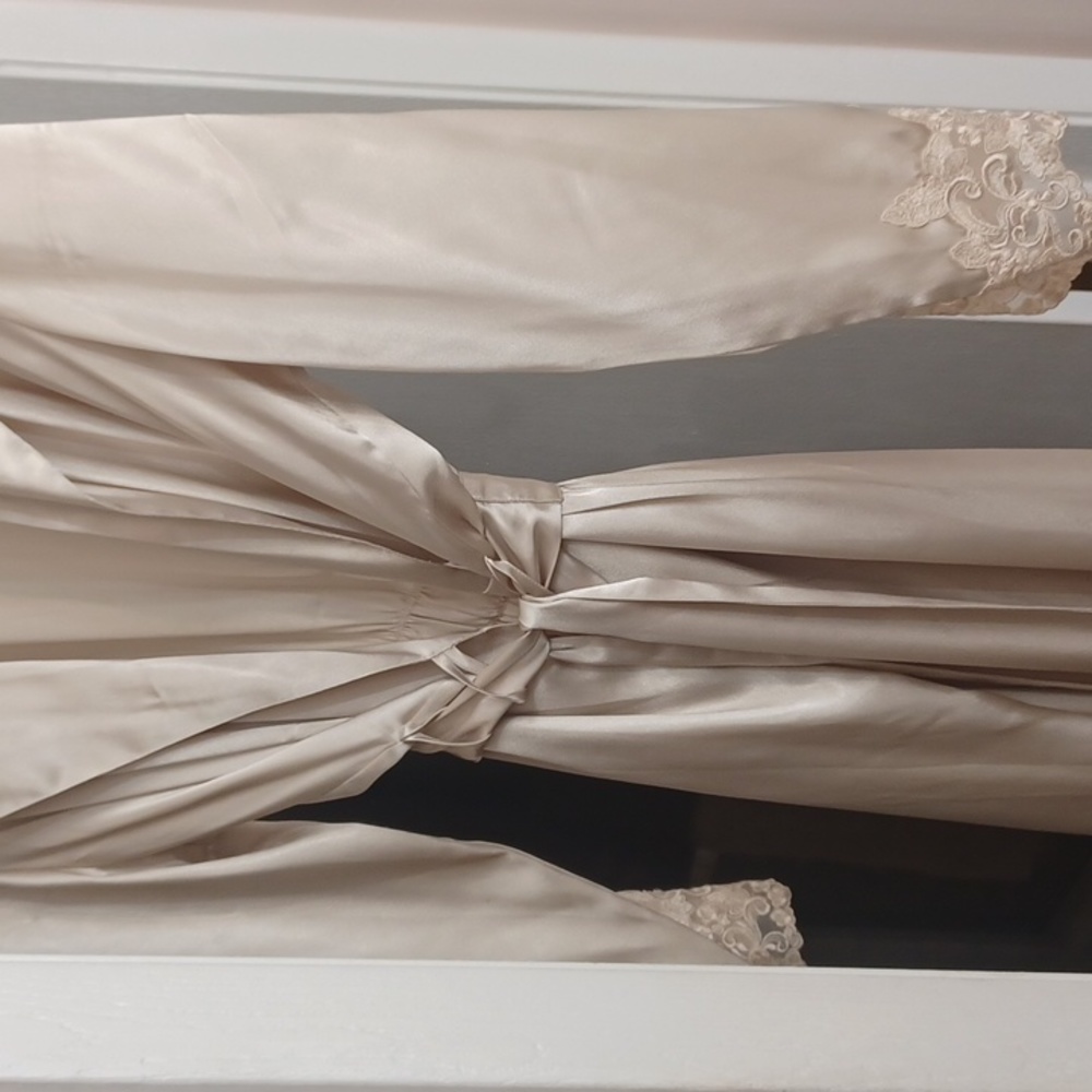 Jaclyn Smith Robe - Picture 8 of 8